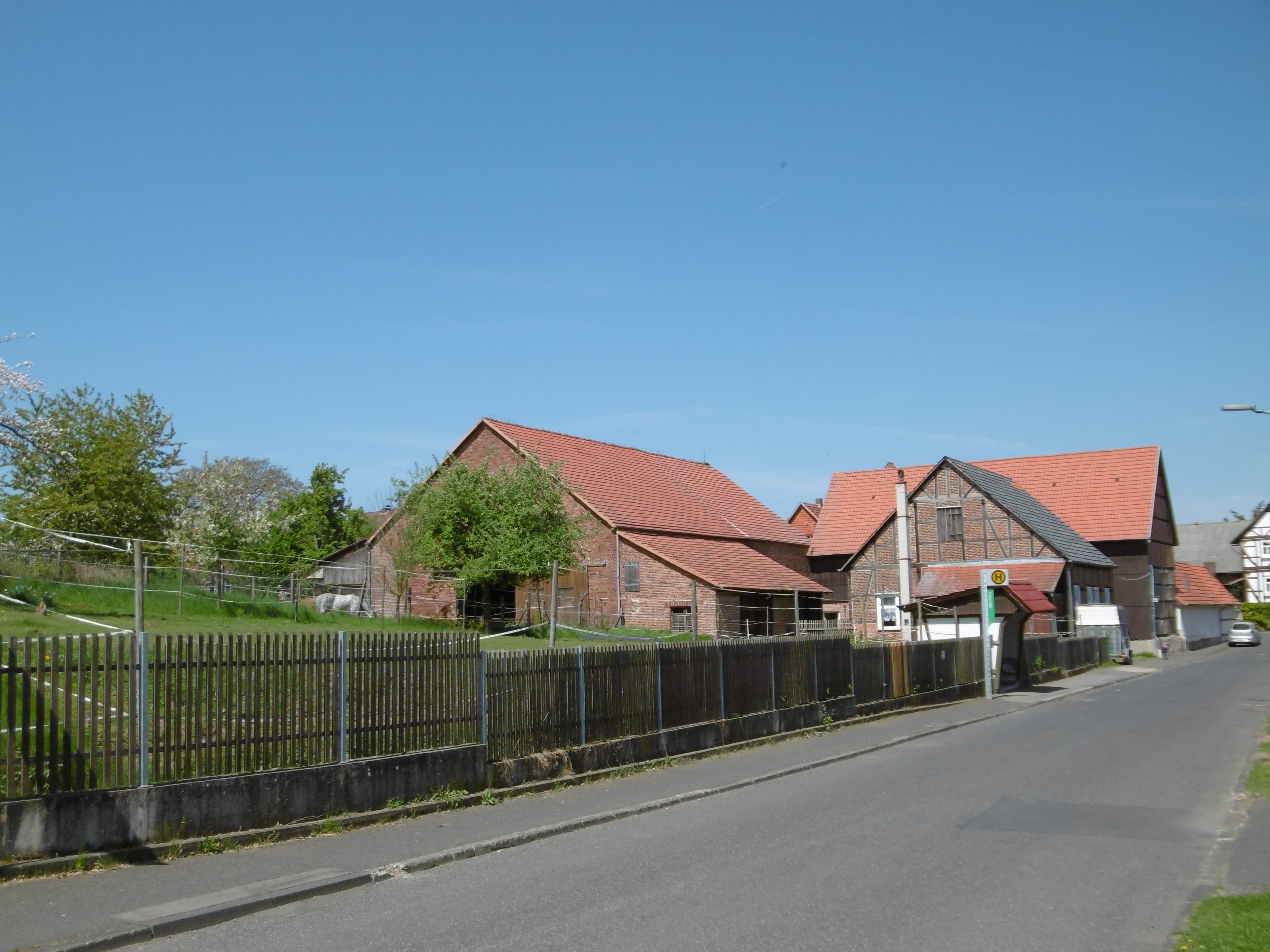 BEREITS VERKAUFT !!!     EINZIGARTIGES & ABGESCHLOSSENES ANWESEN !!GR.WOHN-HAUS / *GROSSE SCHEUNE* zzgl. EXTRA-WOHN/oder GEWERBE-GEBÄUDE!!zzgl. GROSSEM BAU-PLATZ /ODER WEIDE DIREKT AM ANWESEN !! AUCH TRADITIONELLE GASTRONOMIE-SOFORT MÖGLICH!!