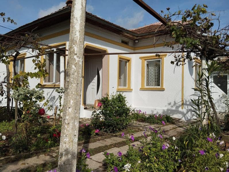 Ein von Grund auf top renoviertes, möbliertes Haus hinter der Küste