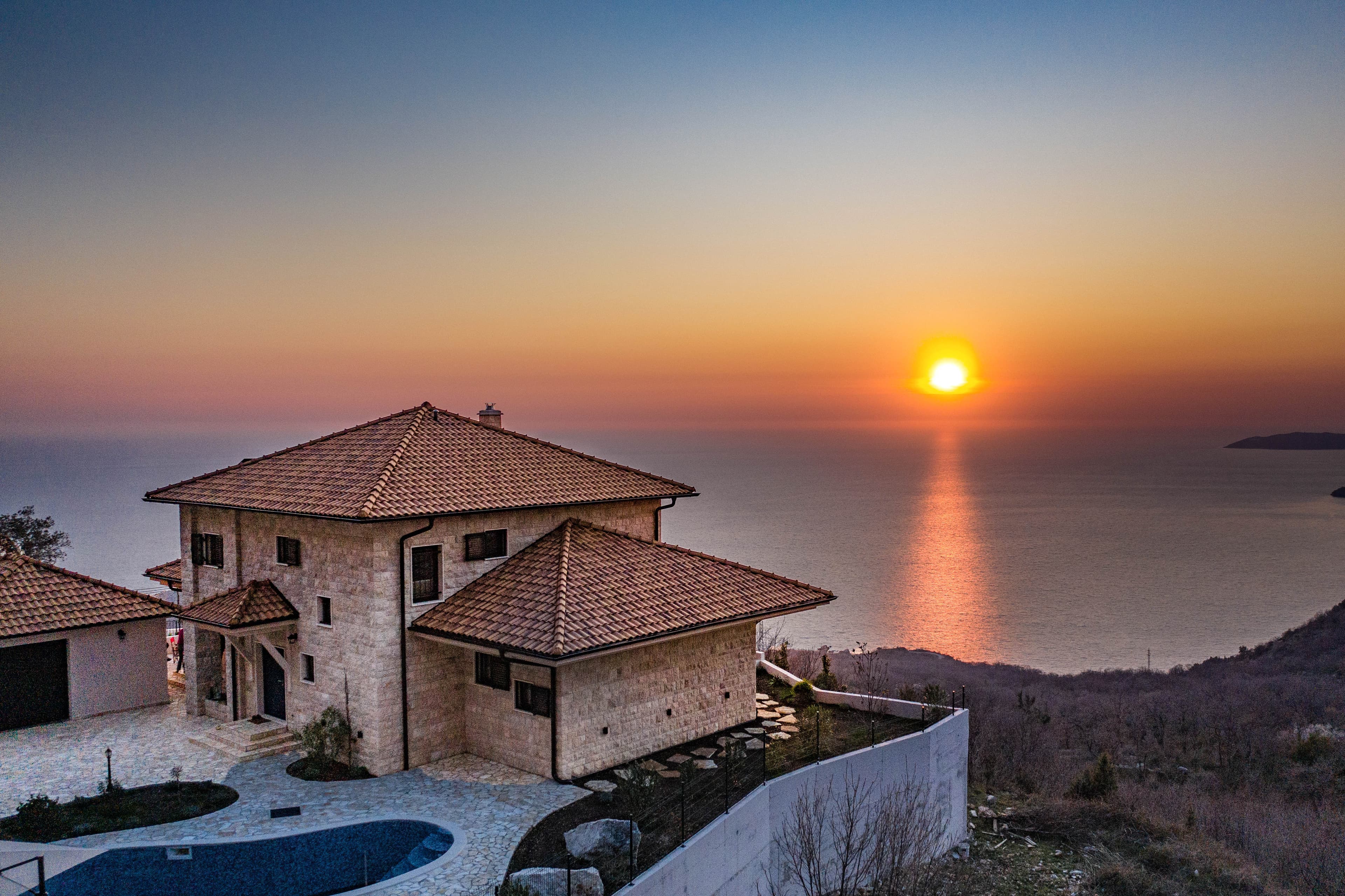 Sehr attraktive Stonehouse-Villa mit eigenem Pool - Atemberaubender Blick aufs Meer