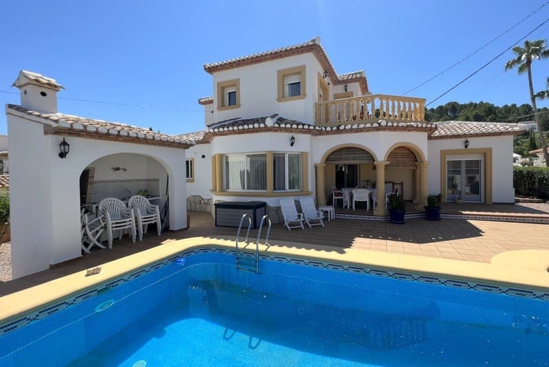 Prachtvolle Villa mit Pool 