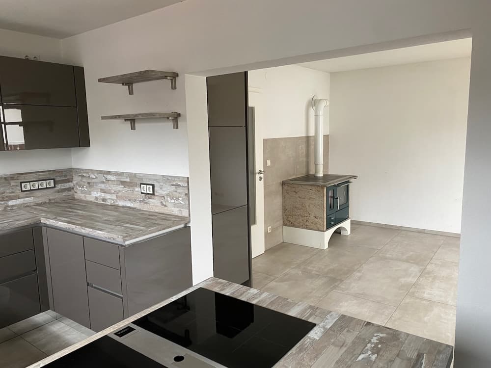 Sonnige Wohnung mit 4,5 Zimmer, Schreinerküche & Stellplätzen I Ideal für Anleger & Eigennutzer