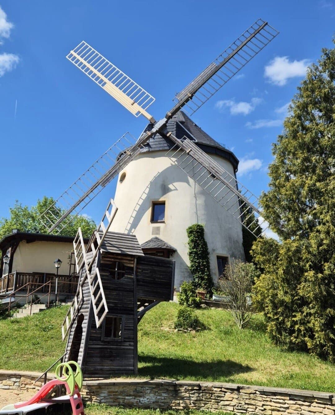 DRESDEN: Sanierte Holländerwindmühle mit nachgefragtem Restaurantbetrieb