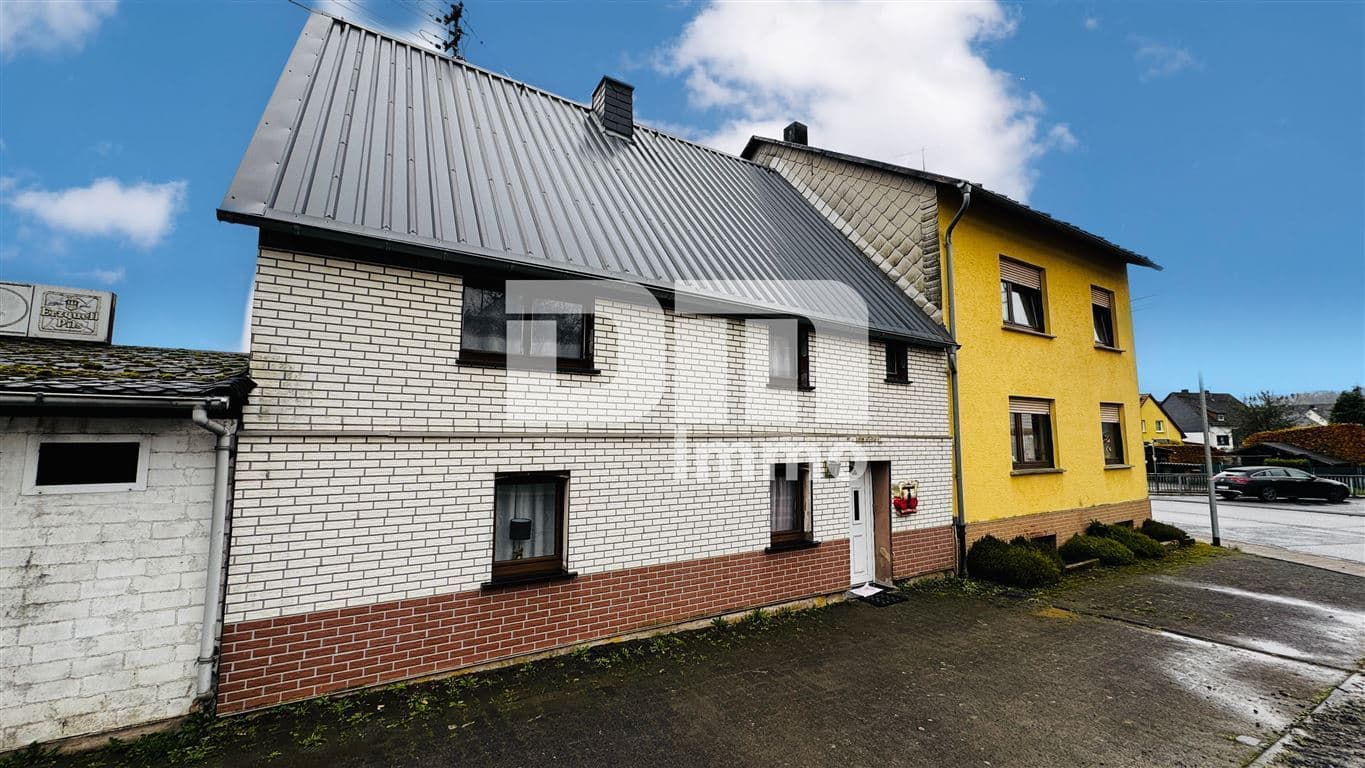 Wohnhausensemble auf großem Grundstück mit Nebengebäuden als langfristige Kapitalanlage 