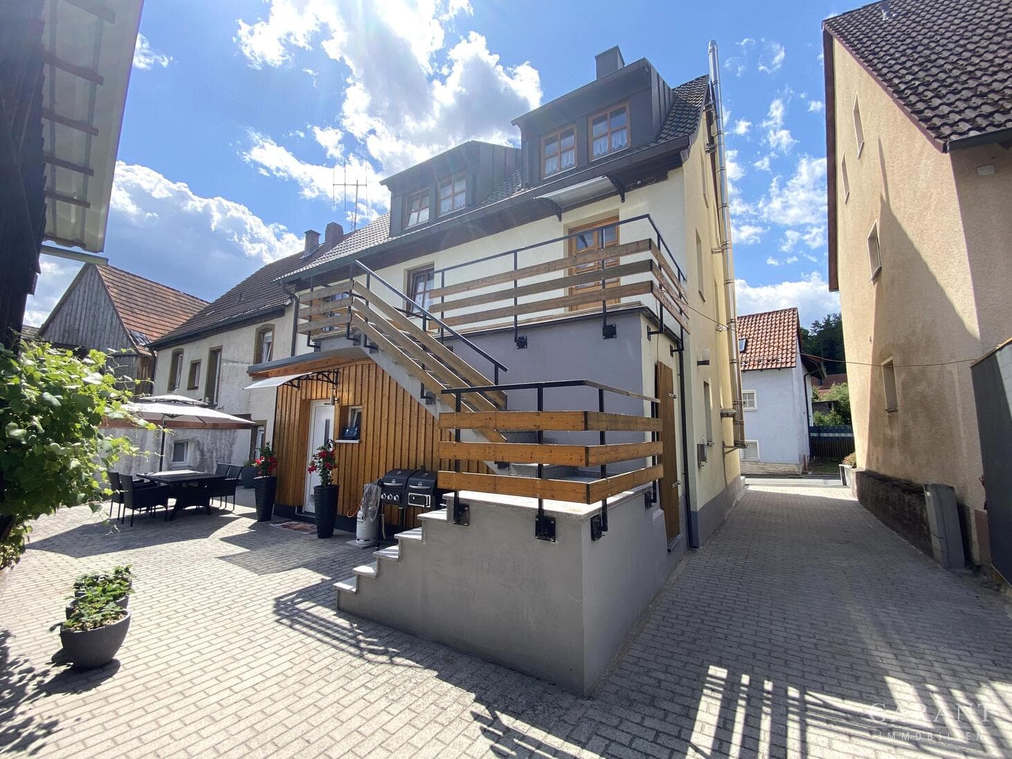 Generalsanierte DHH mit Biomasse-Heizung und Maisonette - Studioeinliegerwohnung in Plech