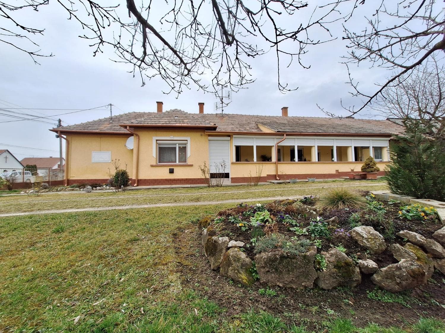 Sehr gefplegtes Einfamilienhaus mit gorßem Grundstück