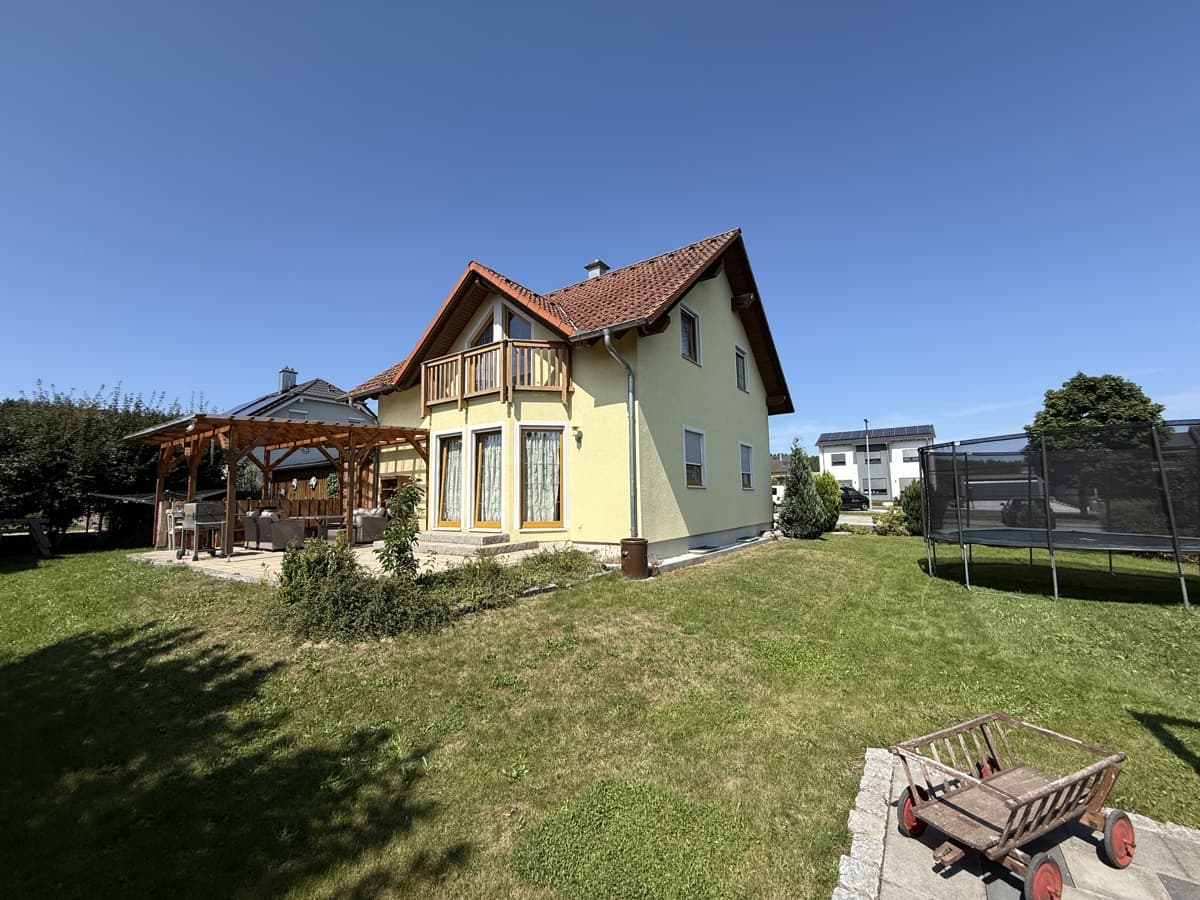 Neuwertiges Wohnhaus mit schönem Grundstück im Neubaugebiet!