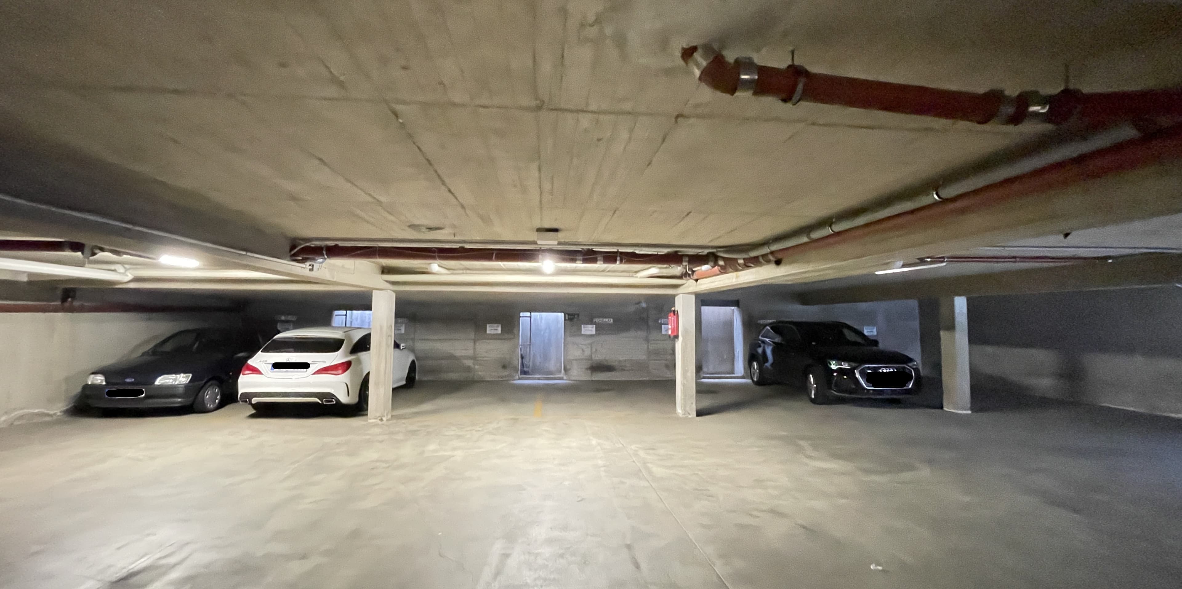Tiefgaragen-Stellplätze, Bahnhof-nah, sicher, in modernisiertem Haus, Rheydter Str. 15, Garagentor