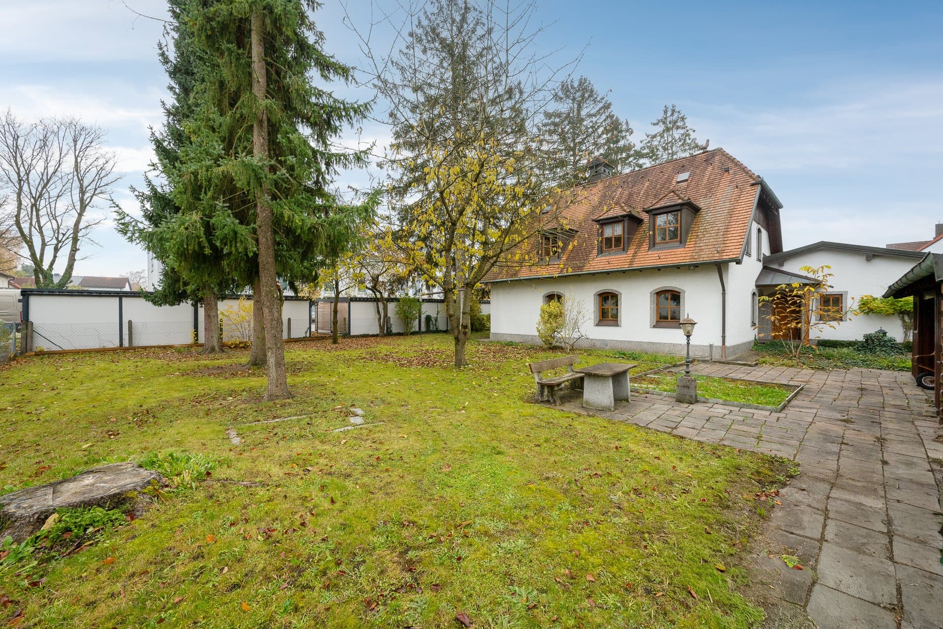 AIGNER - Großzügiges Grundstück mit Altbestand in ruhiger und sehr zentraler Lage in Neufahrn!