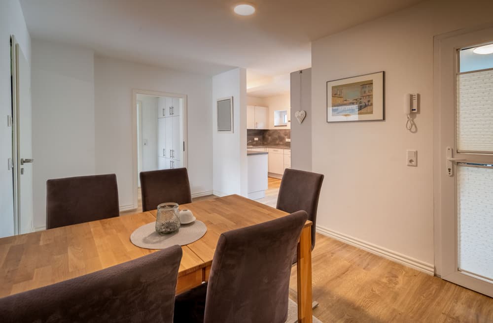 Moderne 2-Zimmer-Eigentumswohnung mit Balkon, nahe Husumer Schlosspark und Innenstadt.