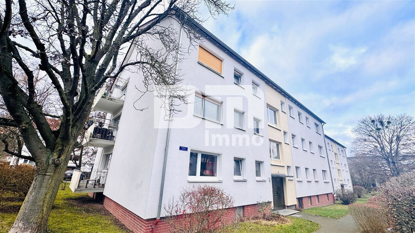 Etagenwohnung mit Balkon, Kellerraum und Garage 