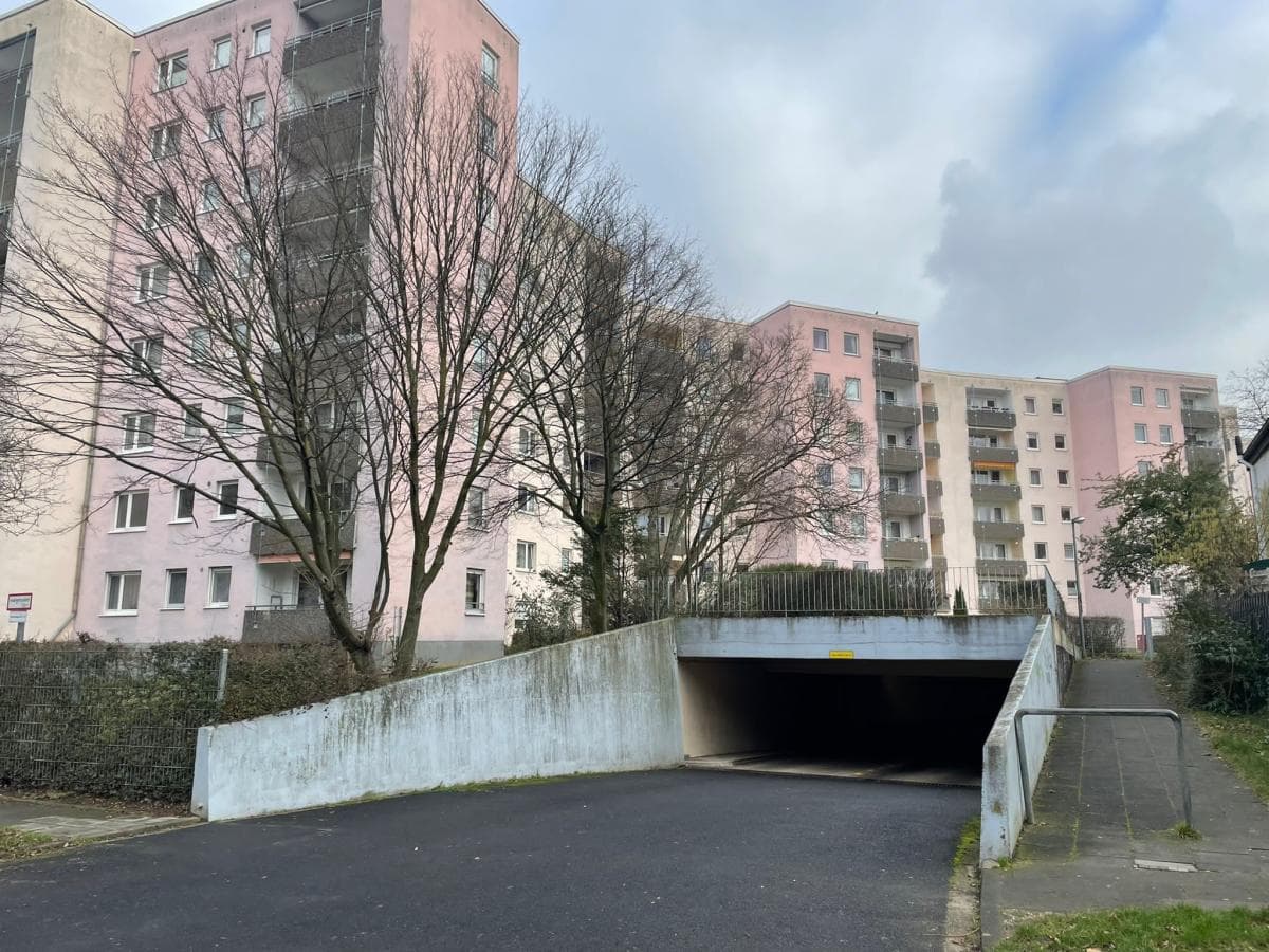Tiefgaragenstellplatz in Köln Finkenberg/Porz Konrad Adenauer Str. zu verkaufen.