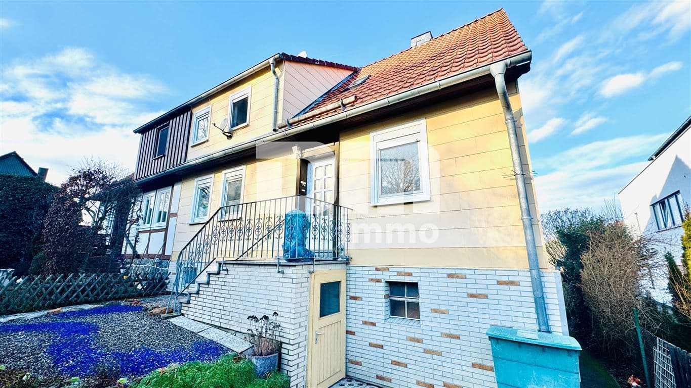 Schöne Doppelhaushälfte mit Nebengebäude, Garage und angelegtem Gartenbereich