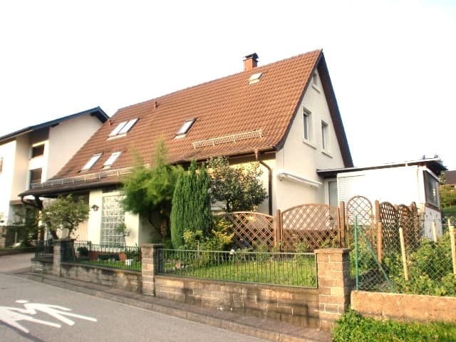 FAMILIENHAUS MIT 6 ZIMMERN, 2 BÄDERN, KLEINER WERKSTATT,
WINTERGARTEN UND PKW GARAGE
