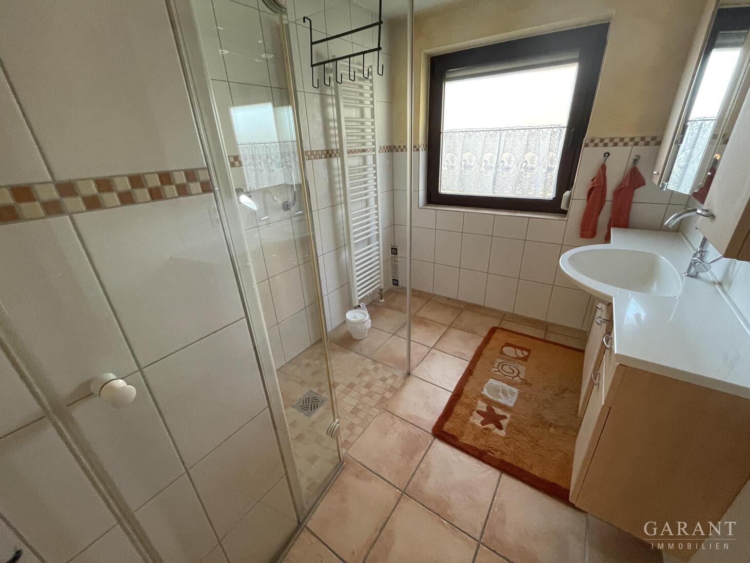 "Ca. 116 qm  Wohnung im 2-Familienhaus mit Garten, Garage und separatem Eingang"