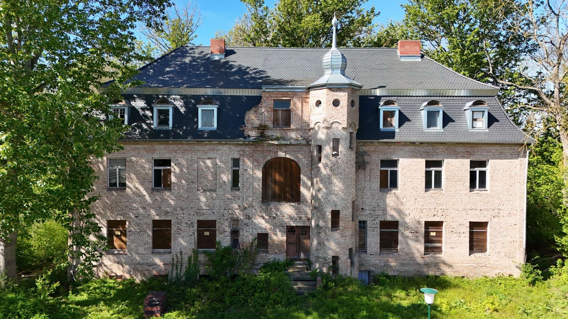 Einmalige Gelegenheit: Ein Schloss mit großem Park in der Nähe von Halle (Saale)