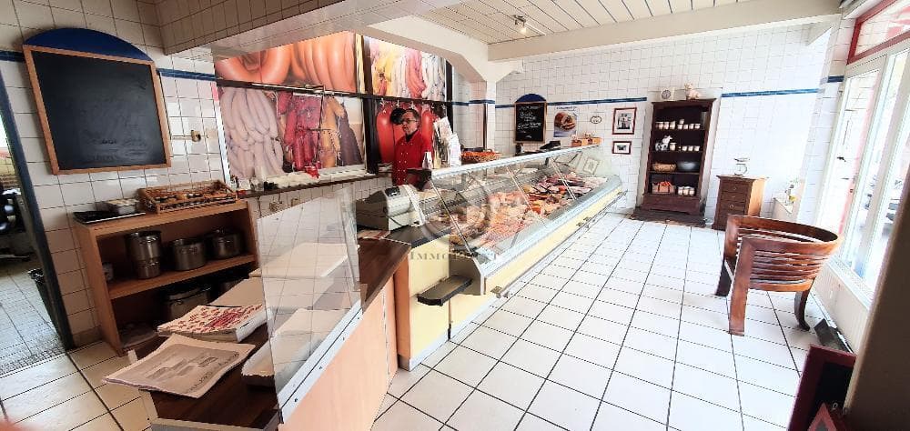 !!! ImmoPoint !!! Ladenlokal in 1 A Lage - Große Schaufenster - inkl. Parkplätze !!!