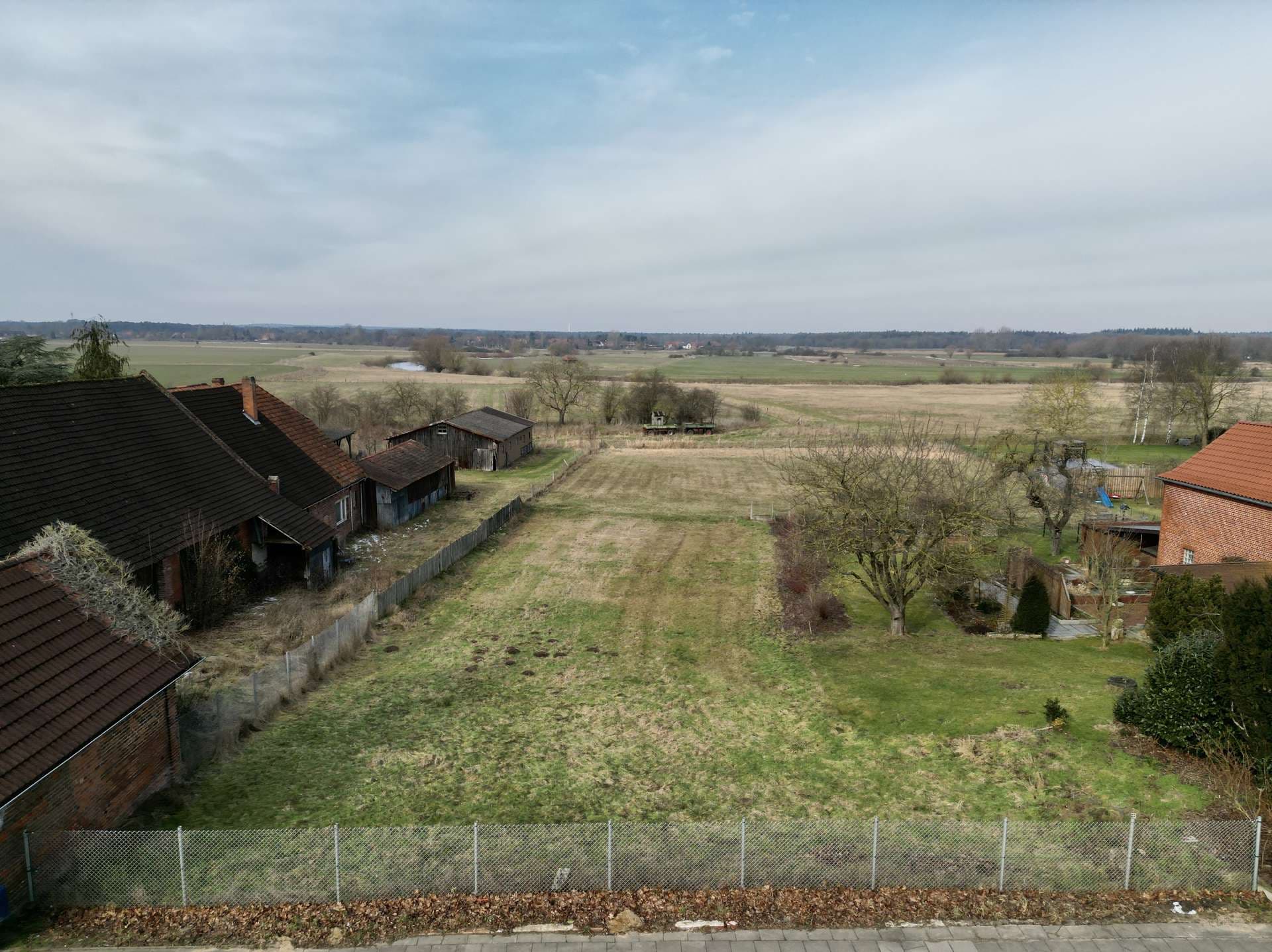 Großes Grundstück mit tollem Leine-Blick in Suttorf - ideal für den Traum vom Einfamilienhaus