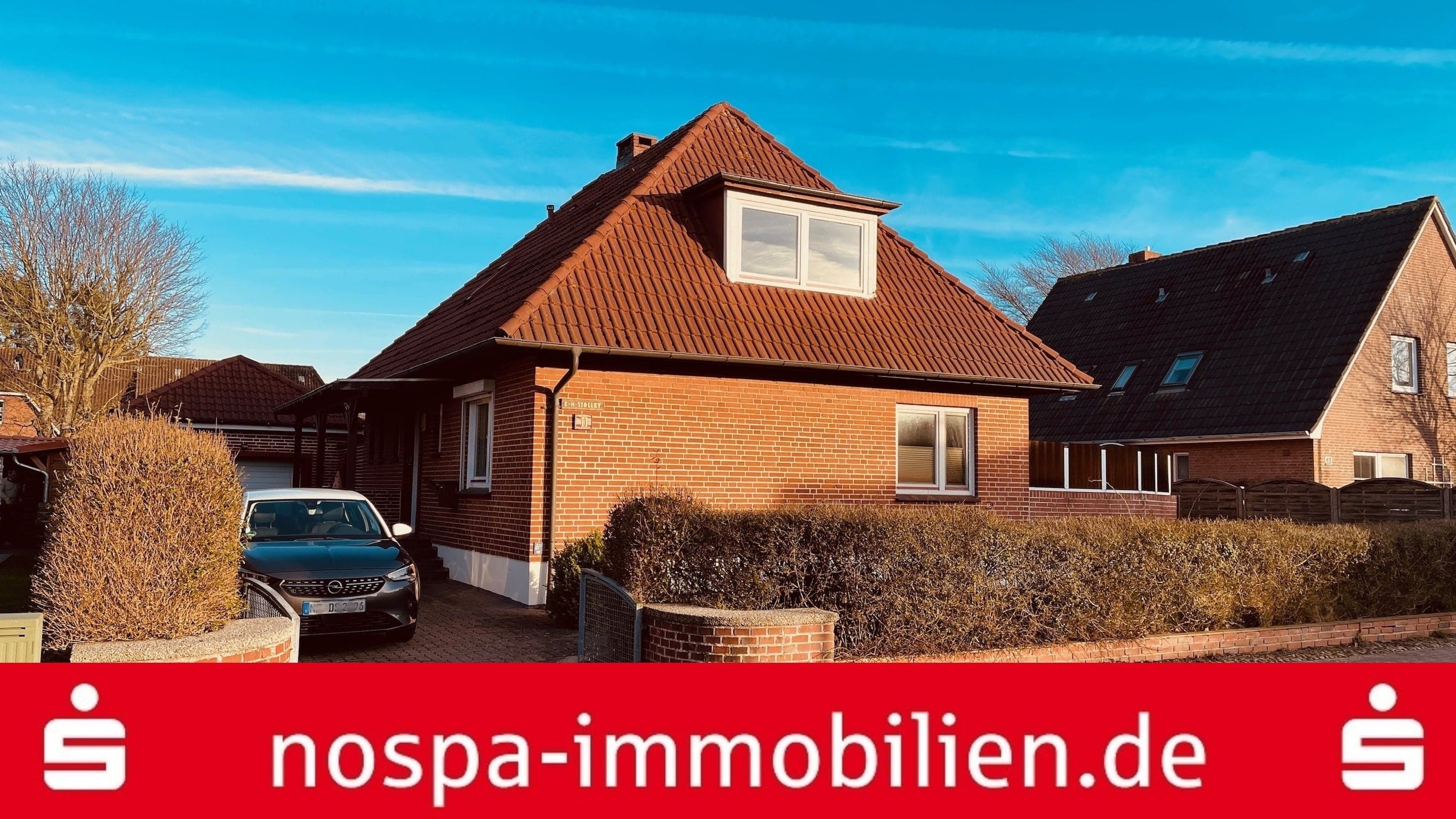 Einfamilienhaus mit Garage und großem Garten