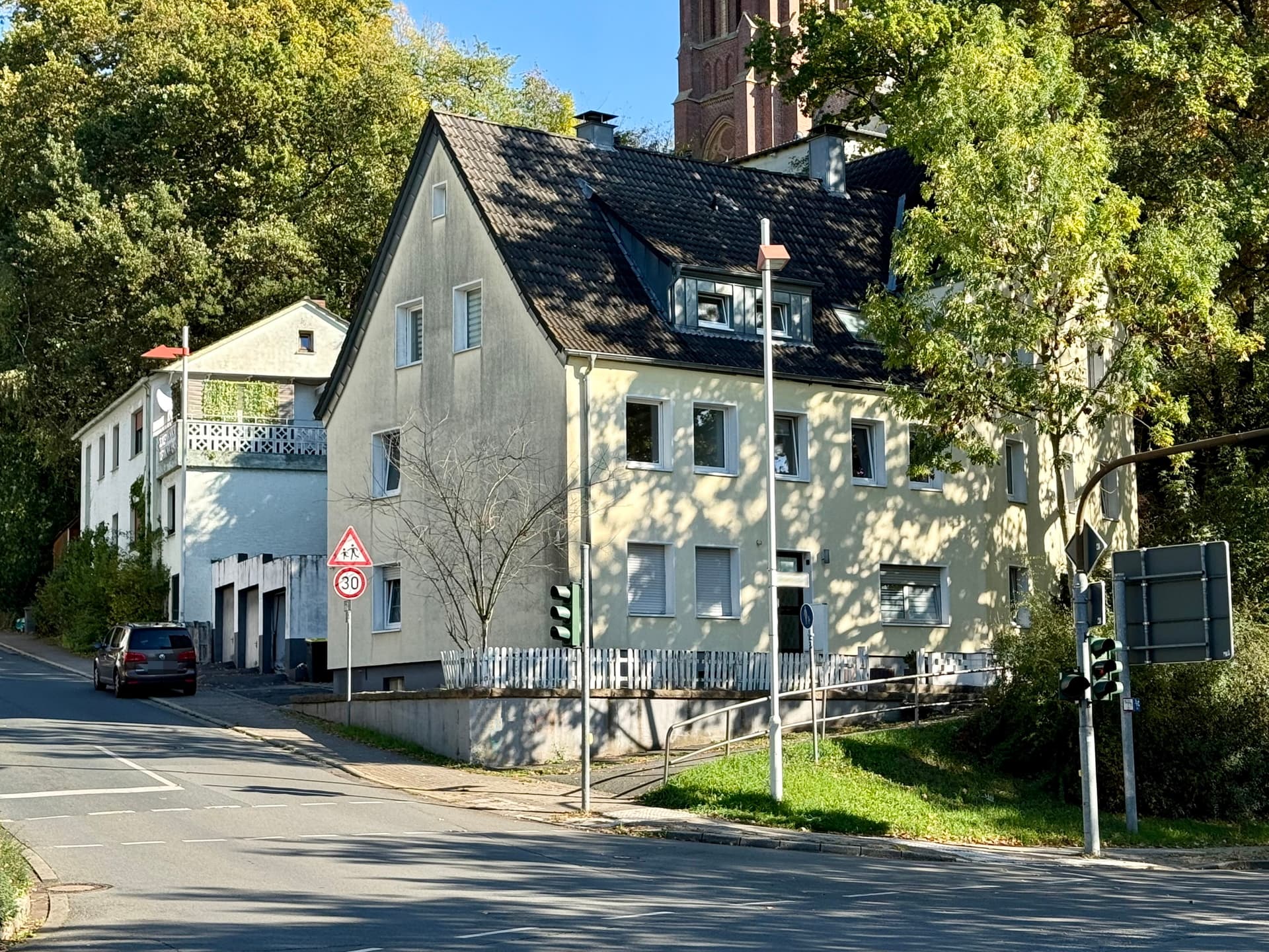 Fröndenberg-Mitte: Mehrfamilienhaus mit drei Garagen in zentraler Lage - Komplett vermietet!