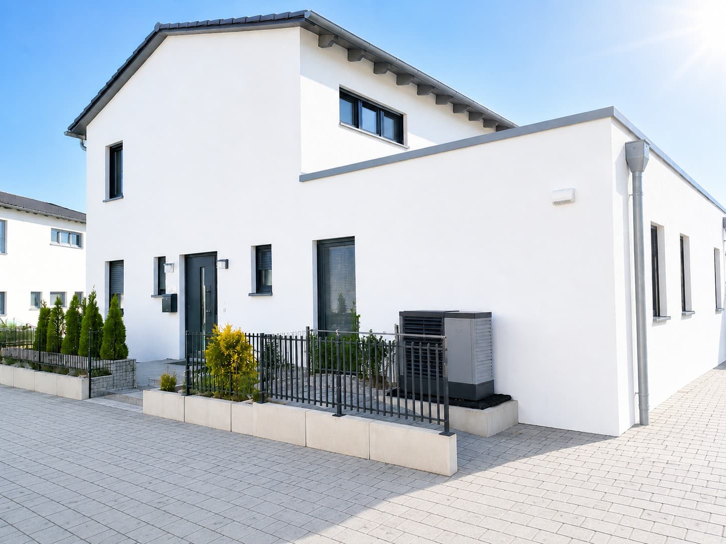 Einmalige Chance: Neuwertiges 
Einfamilienhaus mit Einliegerwohnung!
