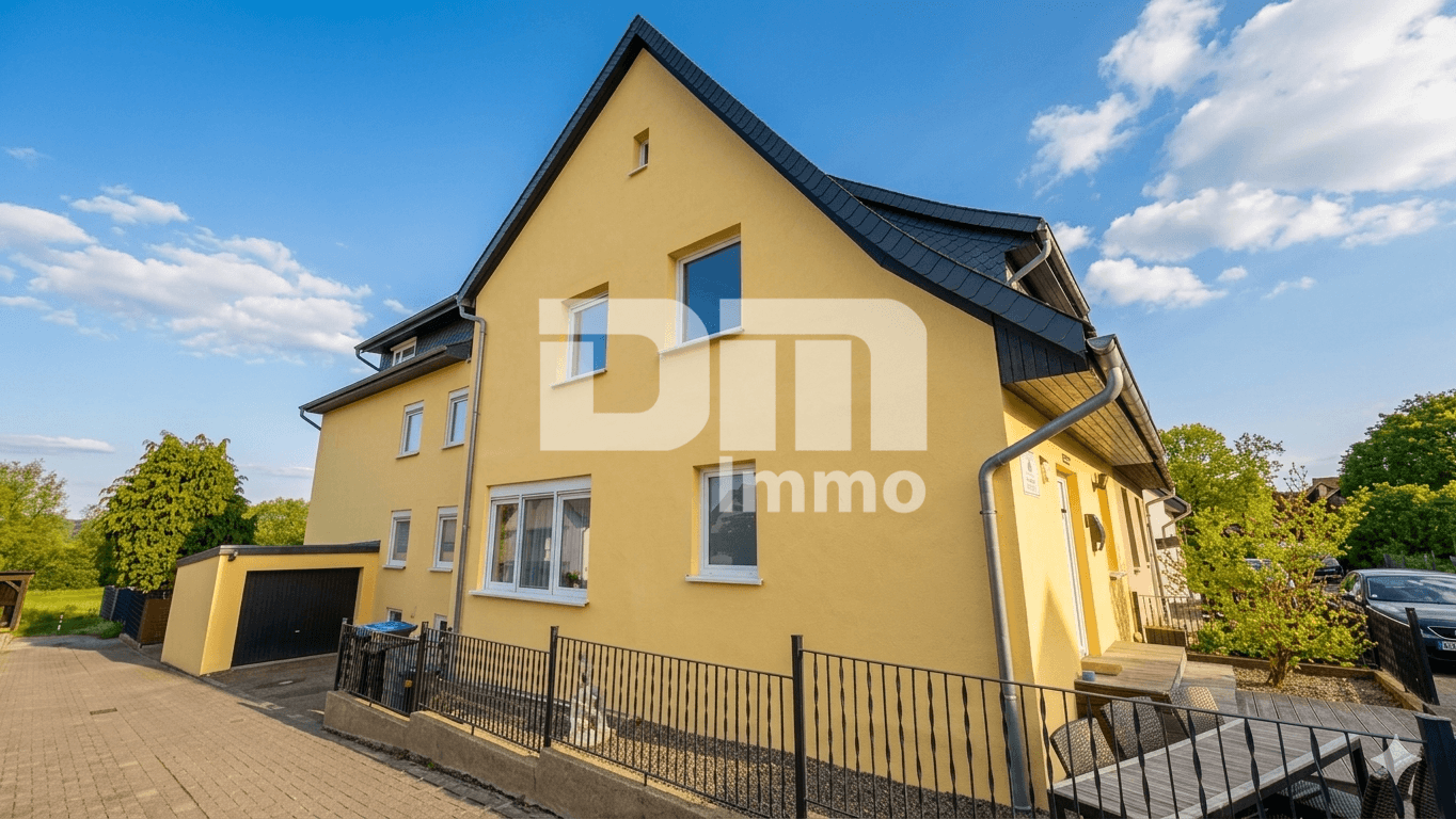 Vielseitiges Immobilien-Ensemble mit 2 modernisierten Haushälften + Carport und Garten/Terrasse