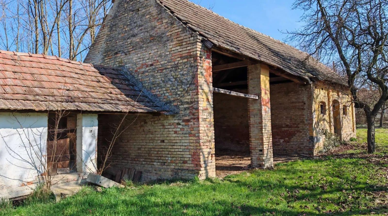 (A-A) Großes Grundstück für Neubau, Tierhaltung in ruhiger Lage