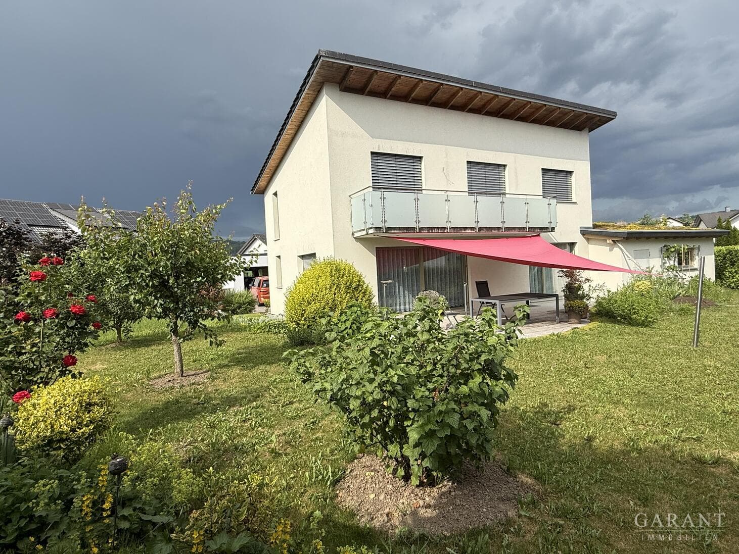Modernes, freistehendes Einfamilienhaus mit einladender Terrasse und herrlichem Garten