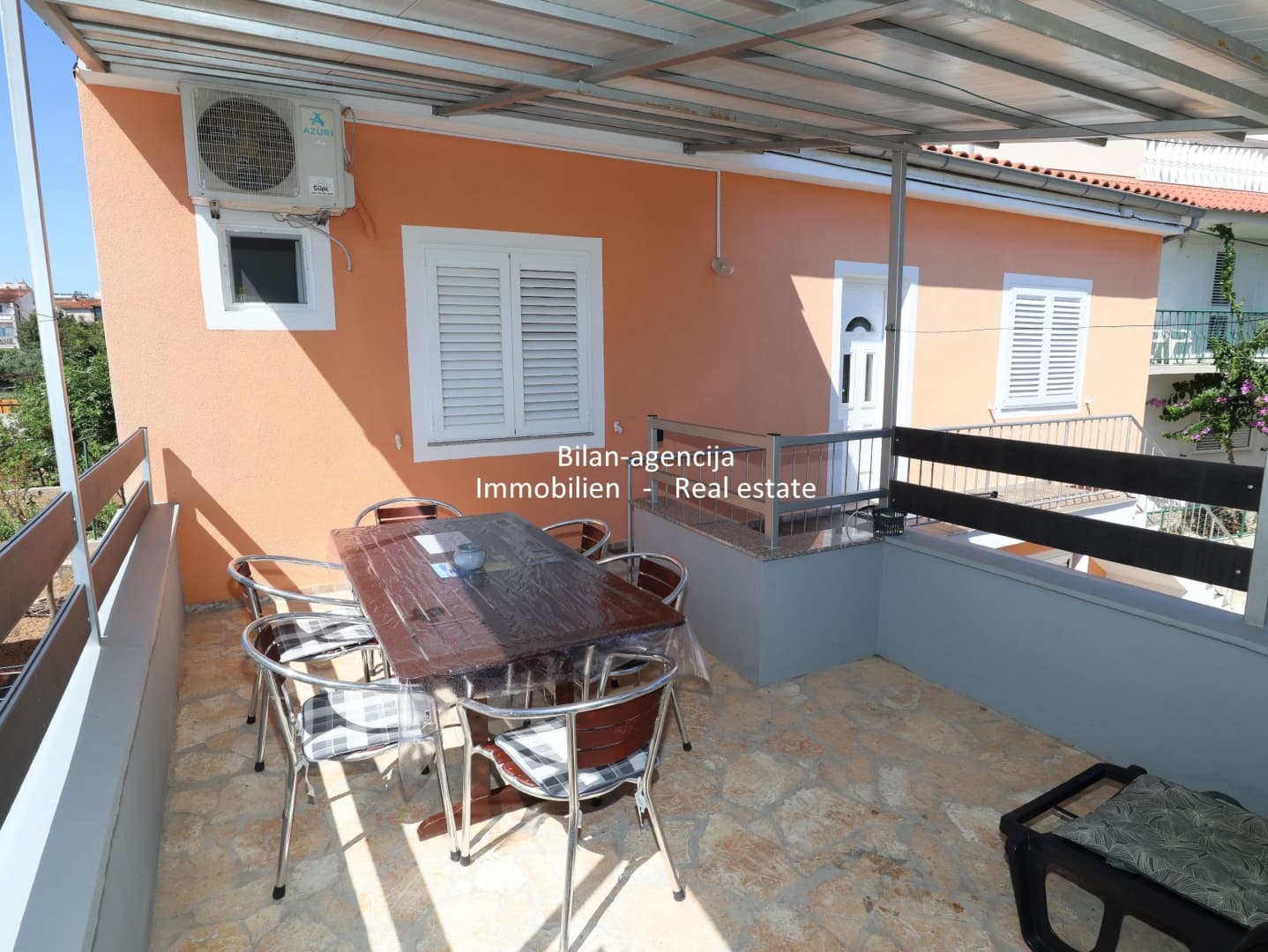 Haus mit 3 Apartments, Vodice, nur 250 m vom Strand