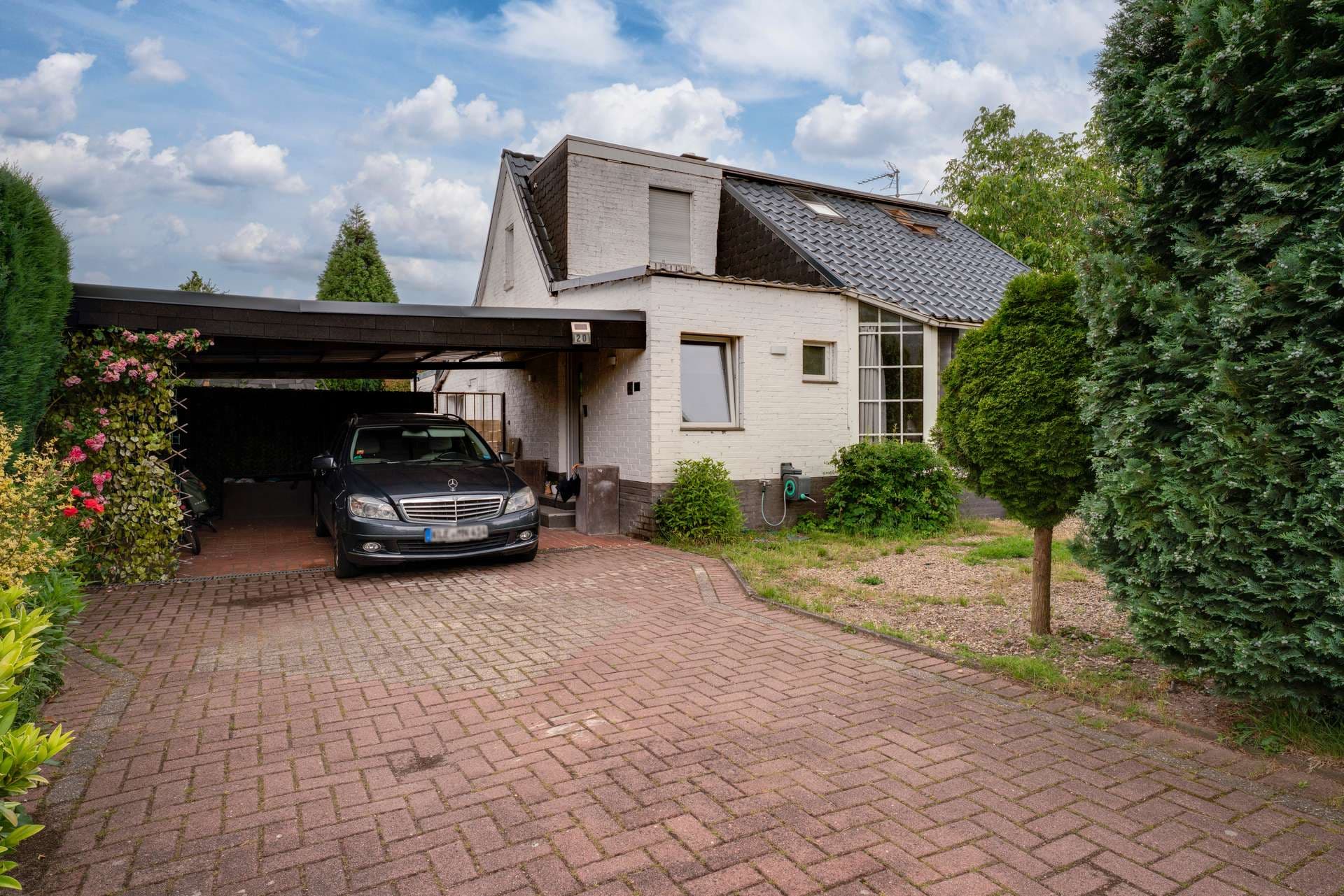 Emmerich: Einfamilienhaus mit Wintergarten, Carport und liebevoll angelegtem Garten