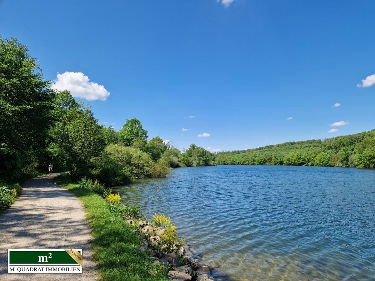 Großes Café-Restaurant mit Wohneinheit und 11 215 m² Grundstück direkt am See