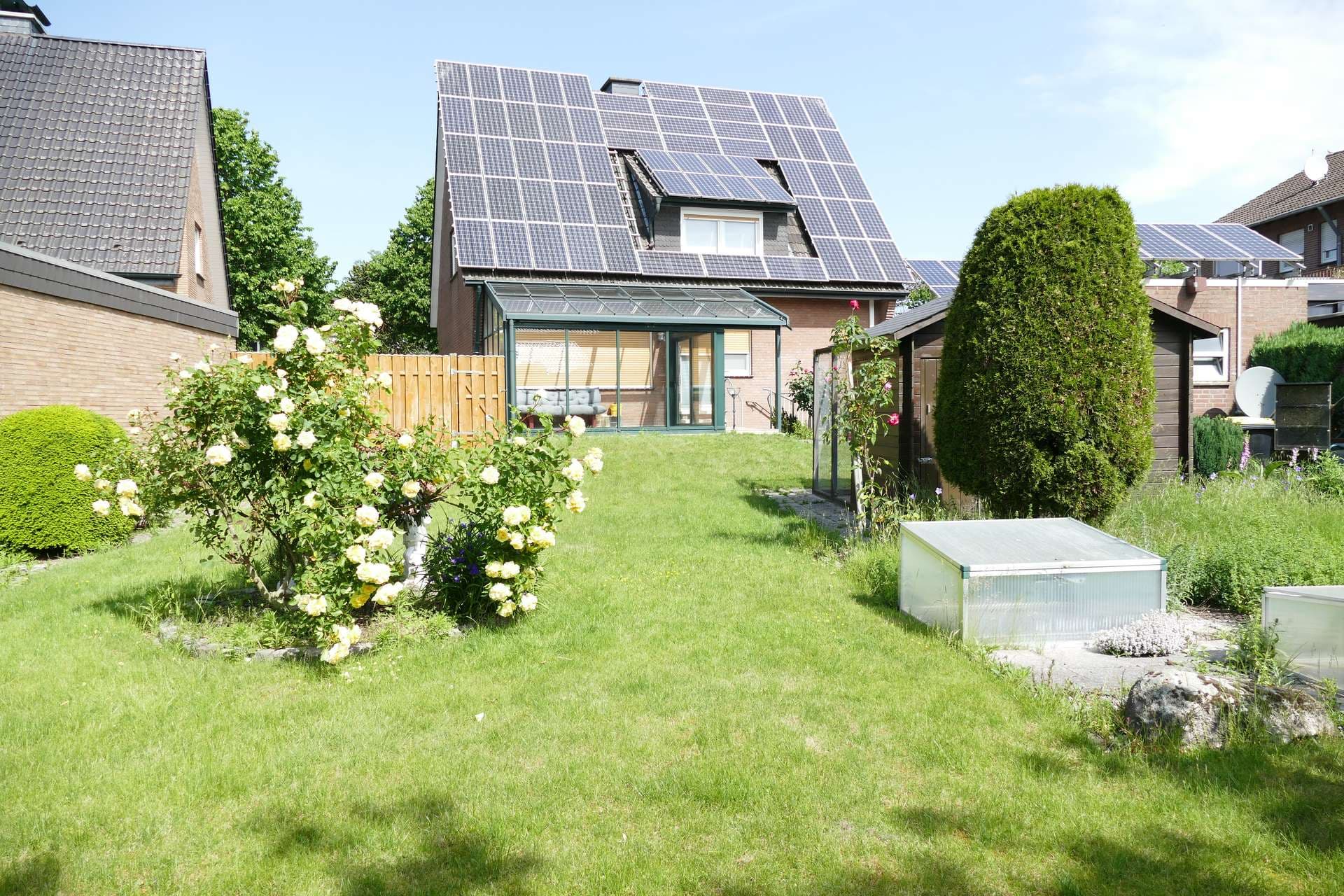 Einfamilienhaus mit Einliegerwohnung, PV-Anlage 14,05 kWp, Terrassenüberdachung und großen Garten