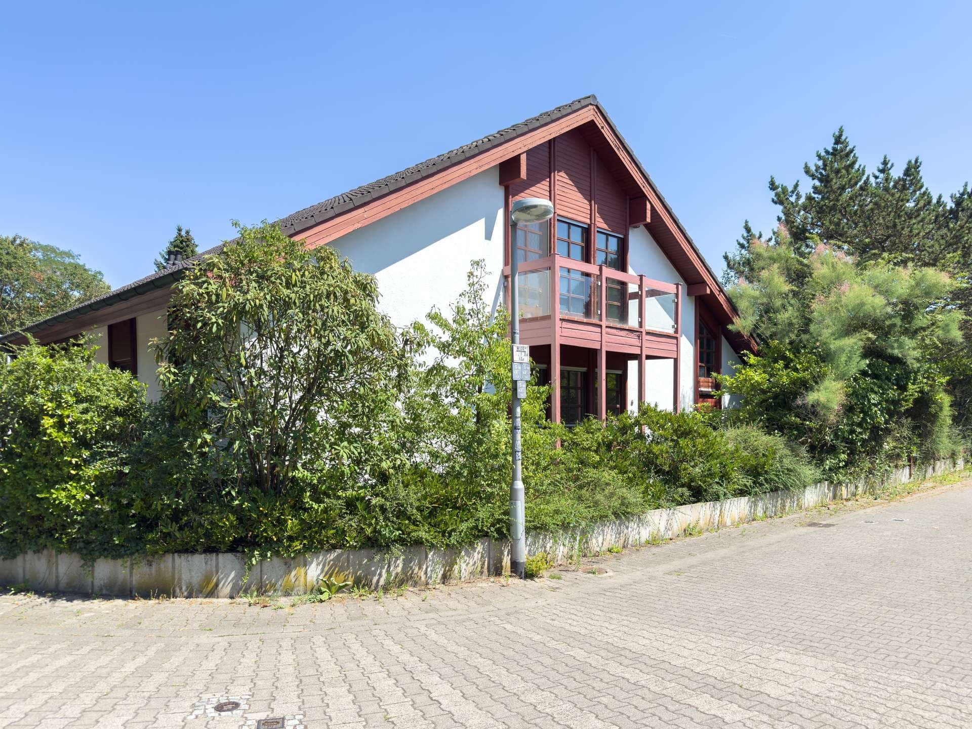 Großzügiges Einfamilienhaus im Split-Level-Stil mit Einliegeroption, Sauna und großem Garten