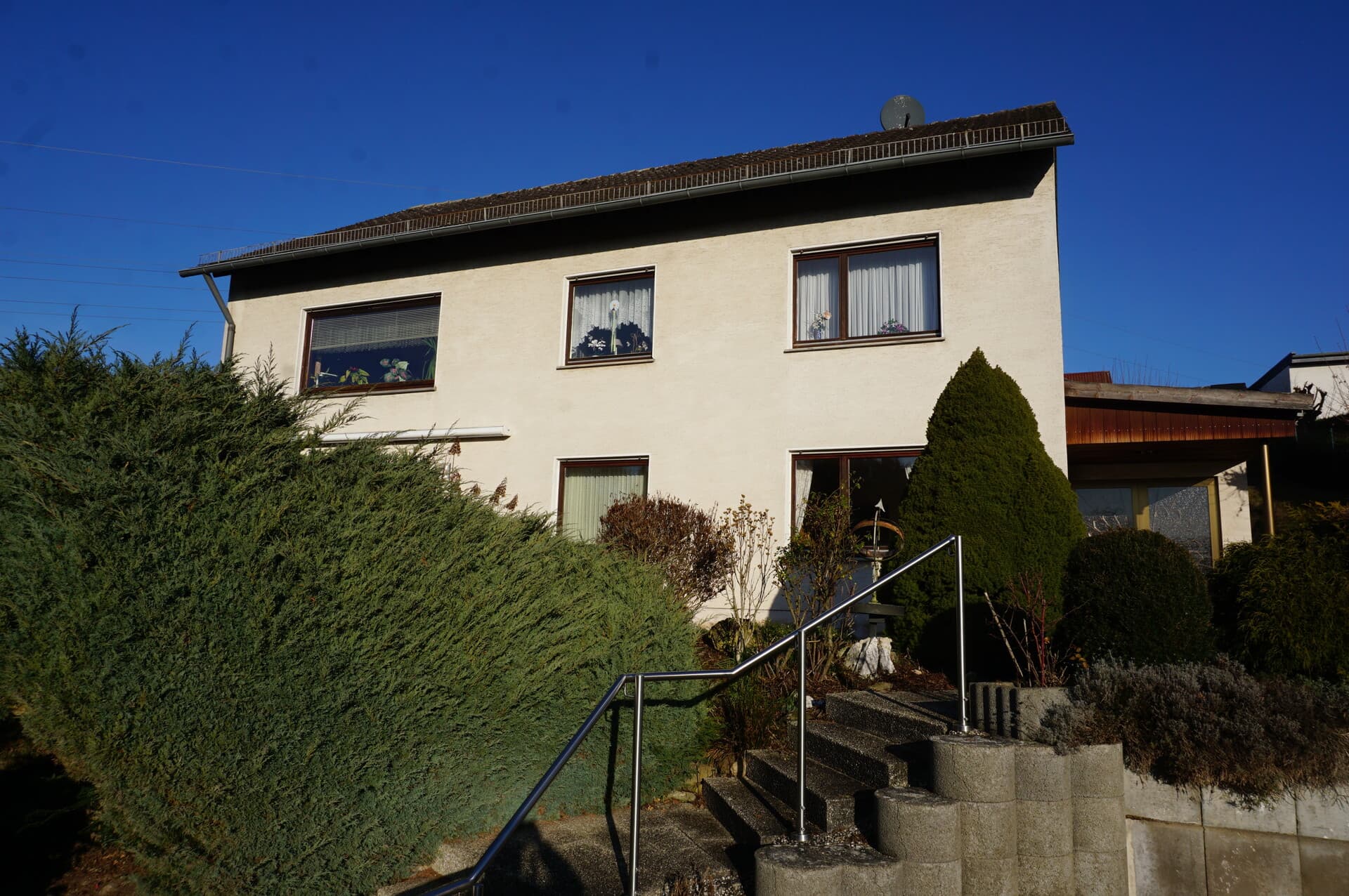 Attraktives Zweifamilienhaus in ruhiger, naturnaher Lage. Keine Käuferprovision!