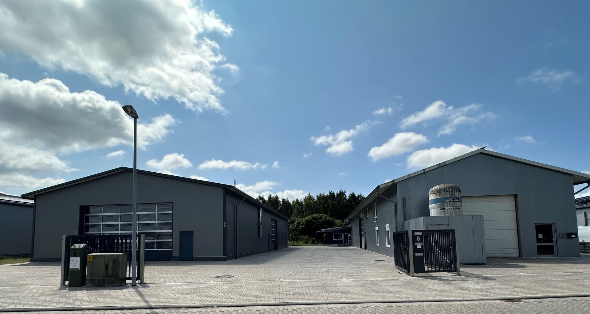 Gewerbeimmobilie 2 Hallen 300 + 450 m² Einfamilienhaus 188 m²