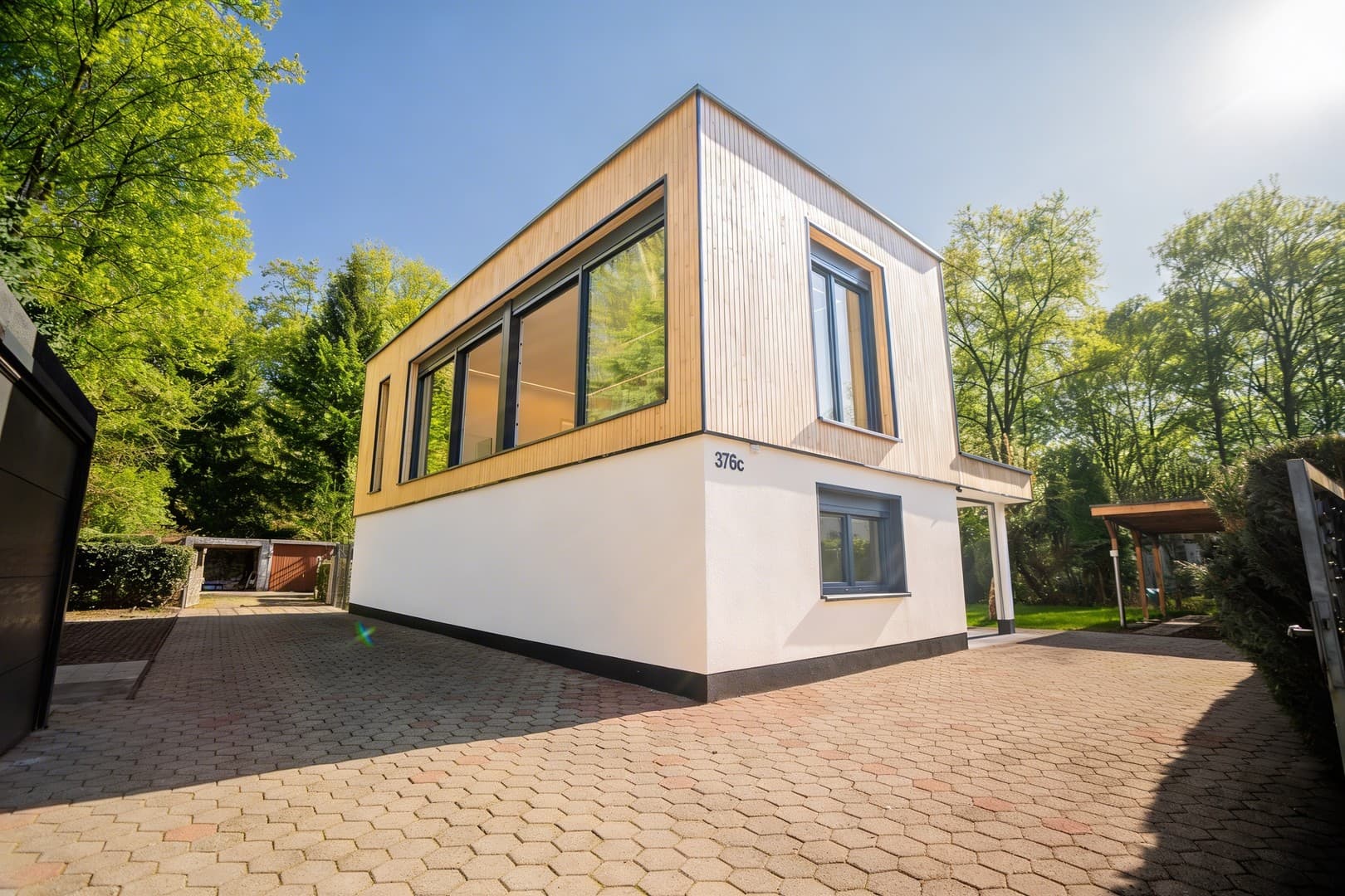Freistehendes Designhaus am Wald | hochwertig modernisiert , einzugsbereit | 7 Stellplätze