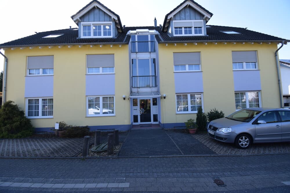Gut geschnittene ETW mit Tiefgaragenstellplatz und großer Terrasse