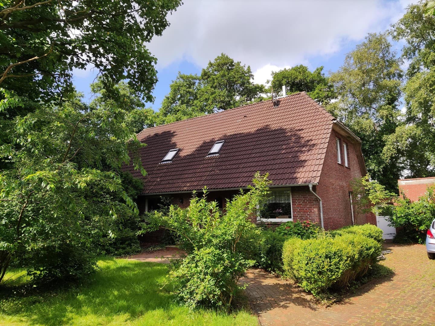 Einfamilienhaus und altes Schulgebäude auf großem Grundstück in Halbemond (2 Handwerkerobjekte)