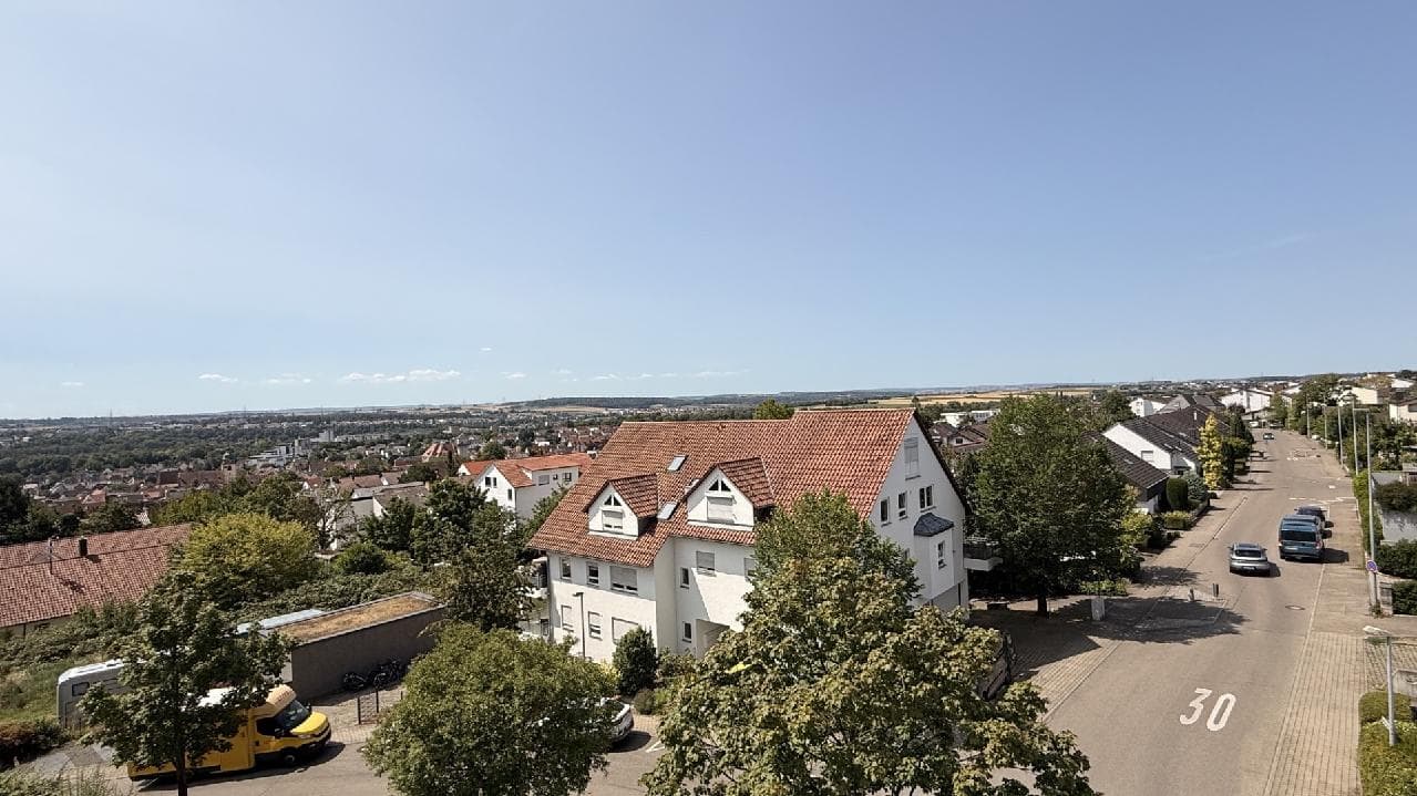 Moderne Dachgeschoss-Galeriewohnung mit Weitsicht, Aufzug und Tiefgarage 'Auf der Lug'