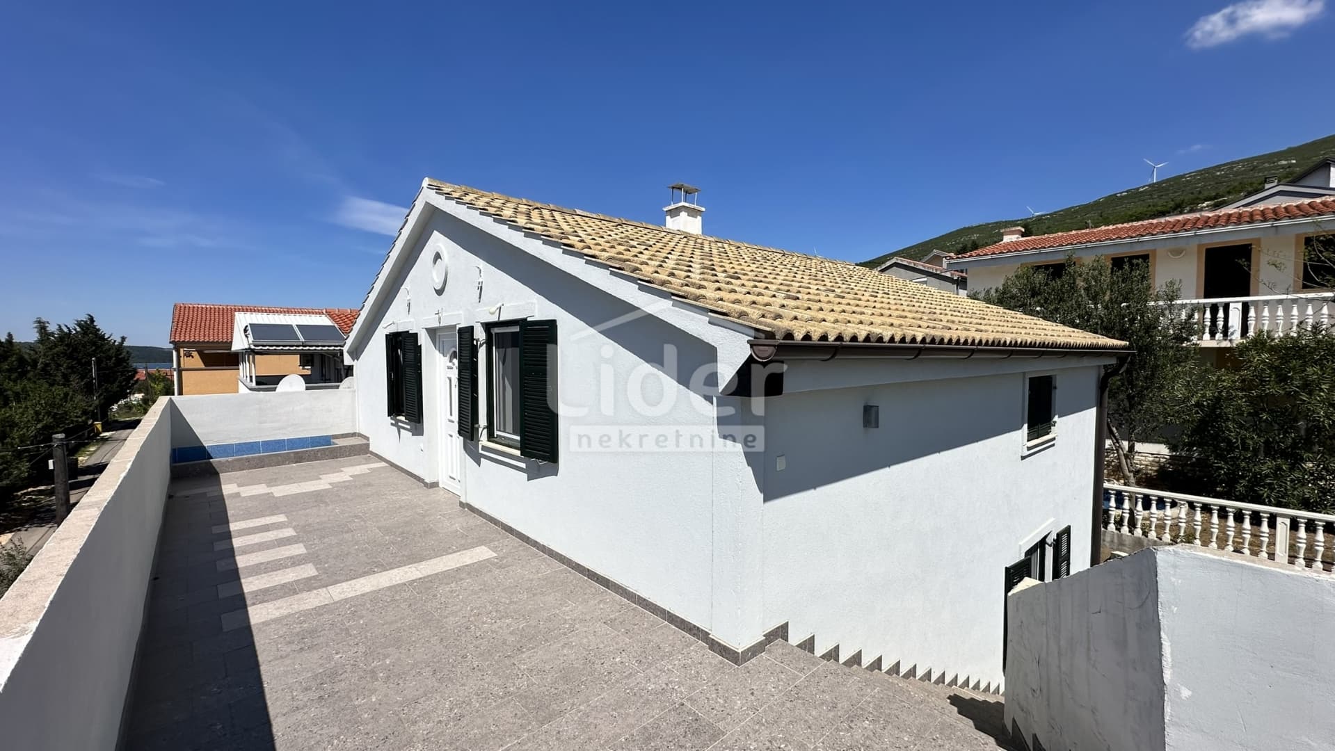 Wir verkaufen ein Haus mit zwei Wohnungen und einer Garage in Kruševo