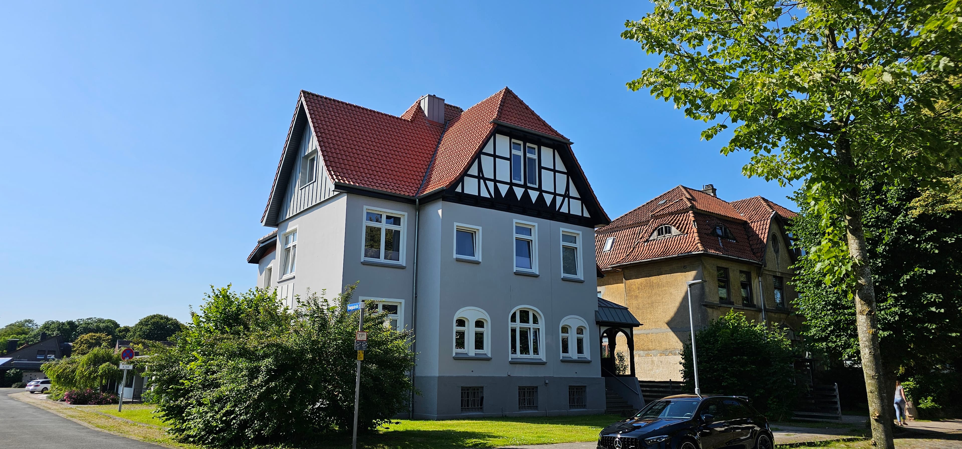 2 Zimmer DG-Wohnung - Modern Renoviert