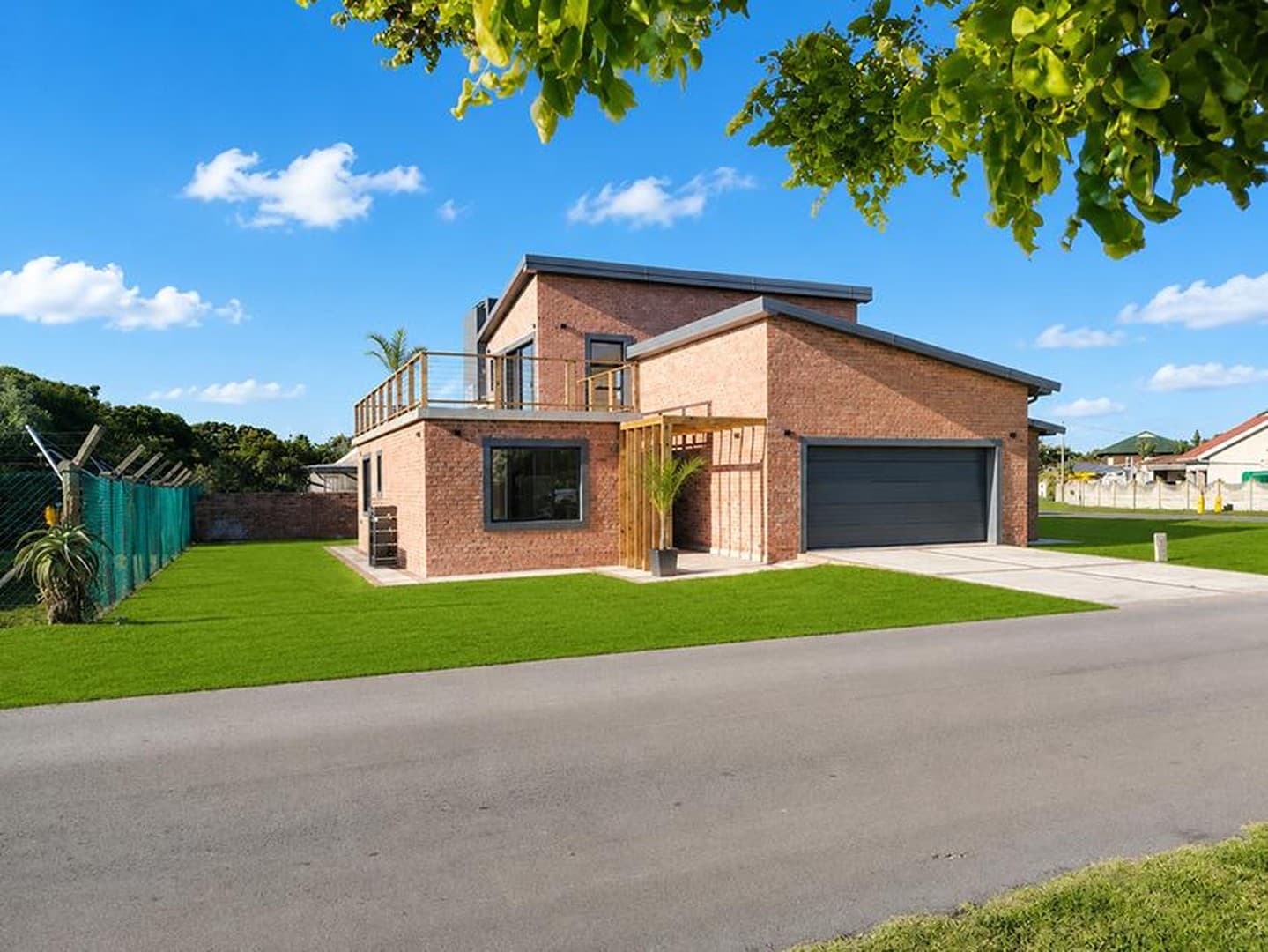 Modernes Küstenhaus am Greenbelt – großzügiges Familienleben mit Sonnendeck und zwei Braais