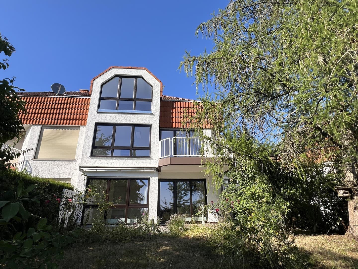 Große Doppelhaushälfte im Split-Level-Stil mit Panorama-Fernsicht, Studio-Atelier und schönem Garten