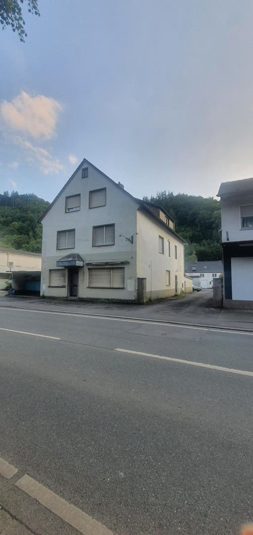 Mehrfamilienhaus mit Gewerbeeinheit in Bestlage Terasse/Garage/Freiflächen usw... auf Hauptstrasse