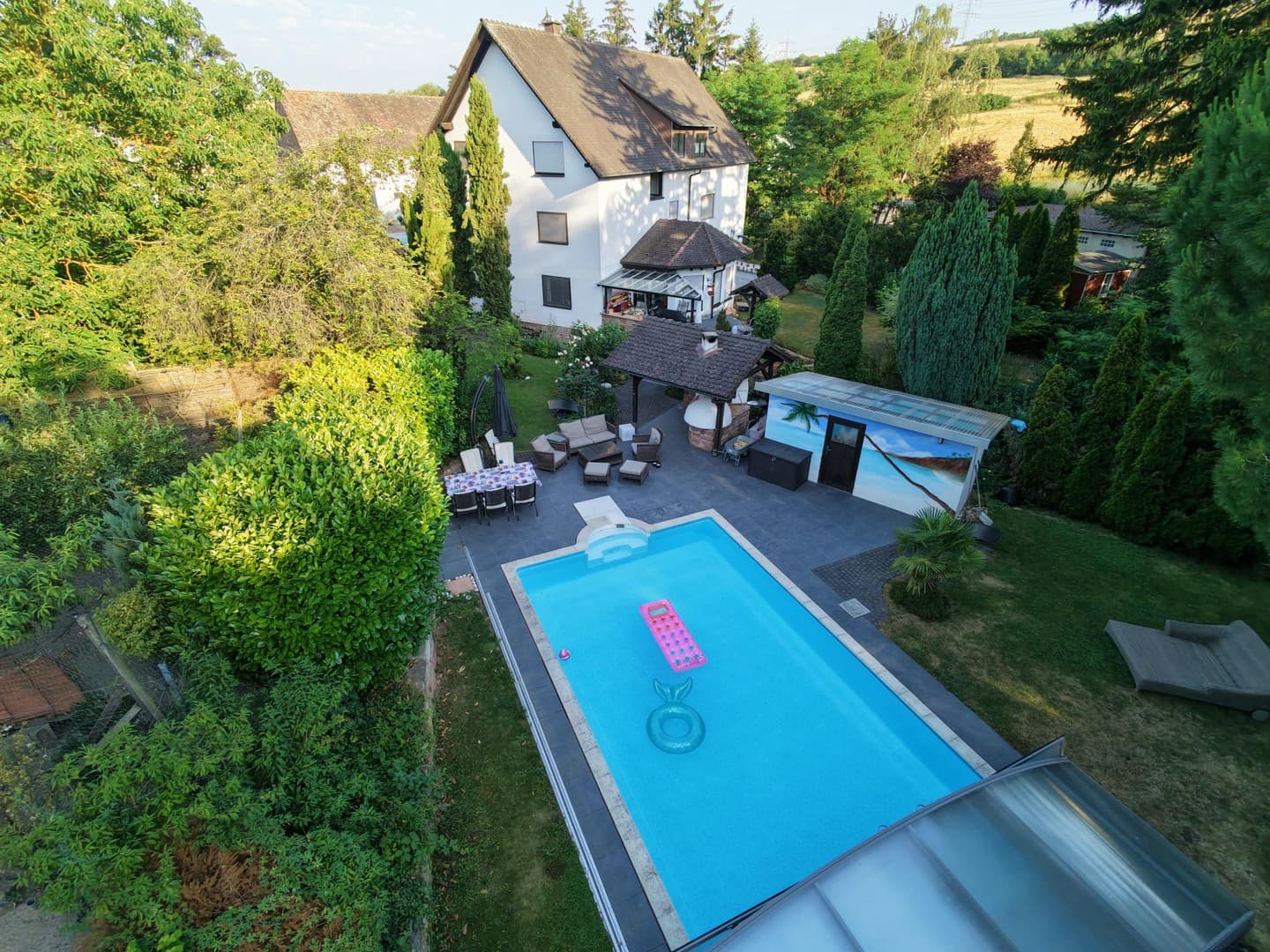 Wohnen am Wasser: Ehemaliges Mühlenanwesen mit Pool, Bachgrundstück und 3 Wohneinheiten