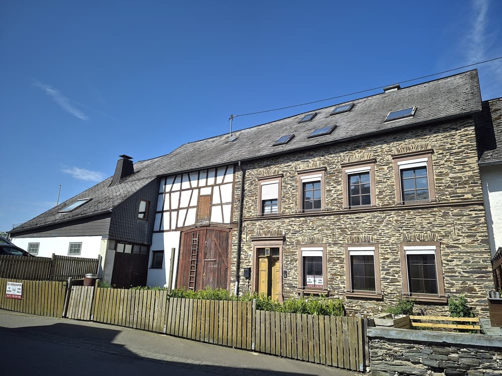 Großes, solides Bauern- und Winzerhaus mit einem der schönsten Ausblicke auf die Mosel!
