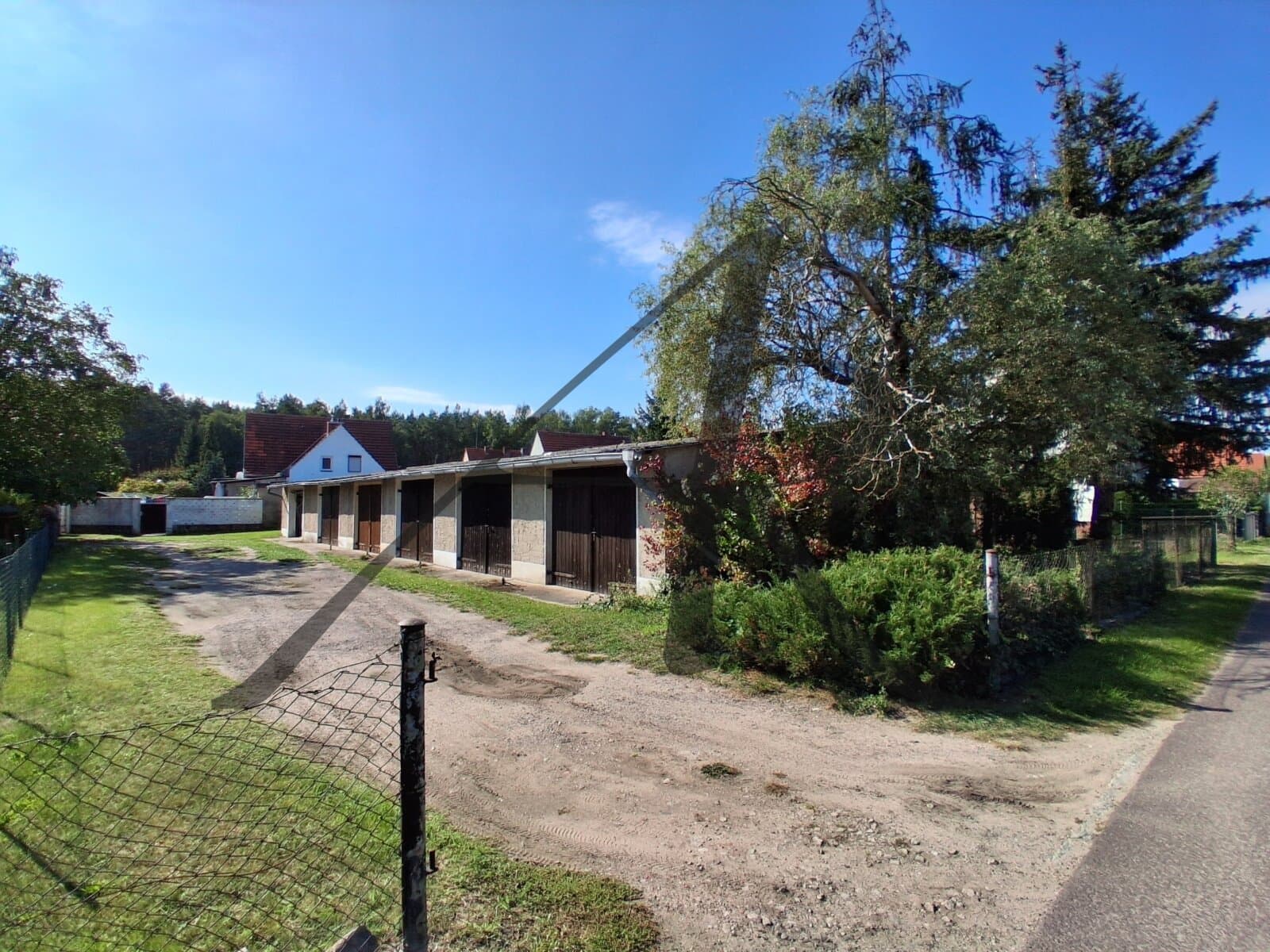 Garage zu vermieten - Siedlung, umzäunt und verschlossen