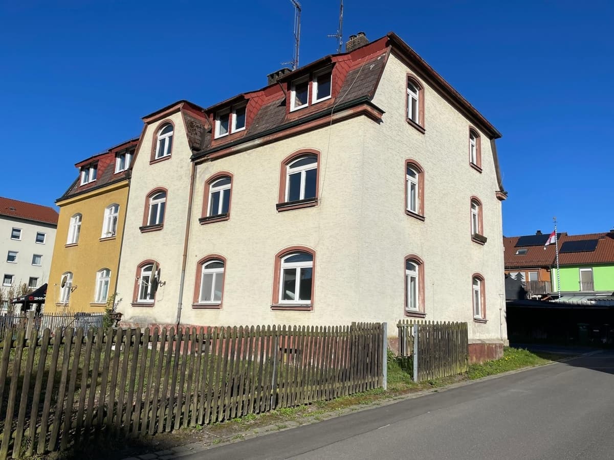Leerstehende Doppelhaushälfte mit drei Wohneinheiten in Waldsassen!
