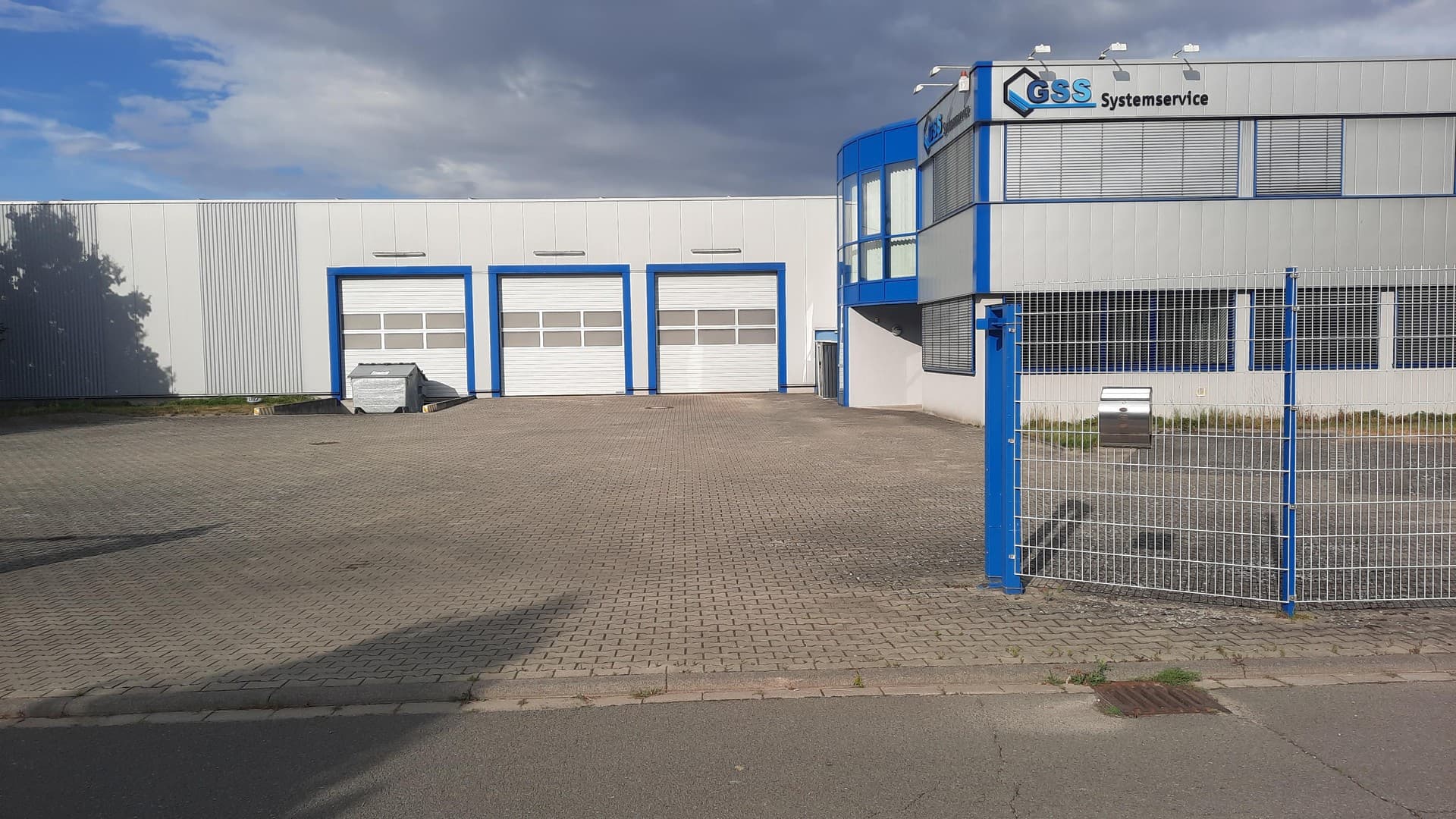 Bürogebäude mit Lagerhalle