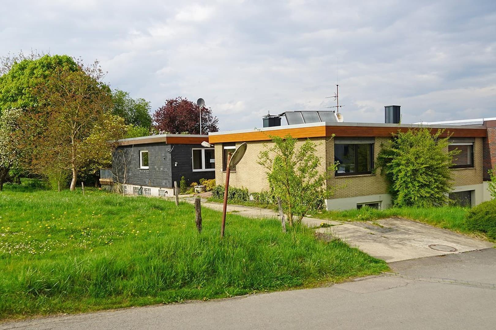 Doppelbungalow mit viel Land und Stallung
