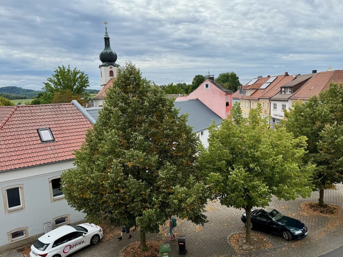Attraktives Stadthaus mit flexiblen Nutzungsmöglichkeiten und Parkplätzen vor der Tür!